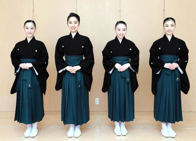 第１０９期生の卒業式に臨む（左から）河谷杏実さん（兵庫県宝塚市）、山田早瀬さん（東京都練馬区）、平澤桜さん（東京都豊島区）、川島笙さん（大阪府池田市）＝宝塚市武庫川町（宝塚音楽学校提供）