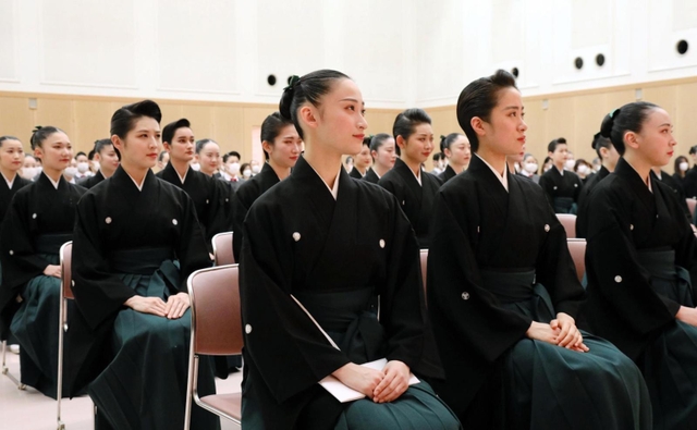 宝塚音楽学校の卒業式に臨む第１０９期生＝宝塚市武庫川町（宝塚音楽学校提供）