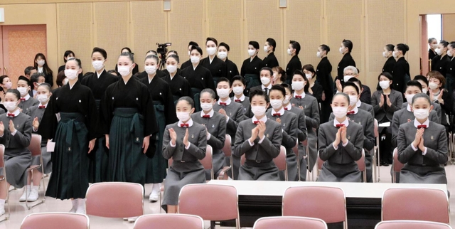 卒業式に出席するため宝塚音楽学校講堂に入場する第１０９期生＝宝塚市武庫川町（宝塚音楽学校提供）