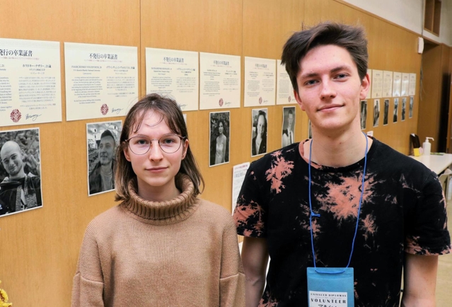 世界各地の学生と連携し、ロシアによるウクライナ侵攻で命を落とした学生たちを偲ぶ写真展を企画したウクライナ出身のボンダレンコ・マリヤさん（左）さん、ペトレンコ・マキシムさん＝神戸市西区学園西町１
