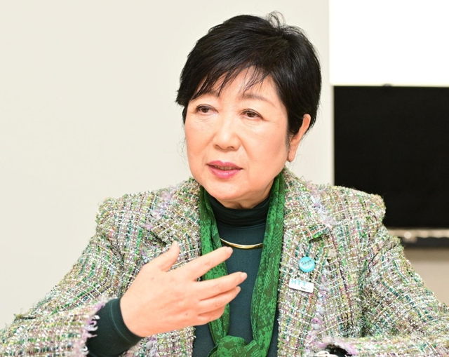 「日本の屋根をなぜ活用しないのか、以前から不思議に思っていた」と語る東京都の小池百合子知事＝東京都庁