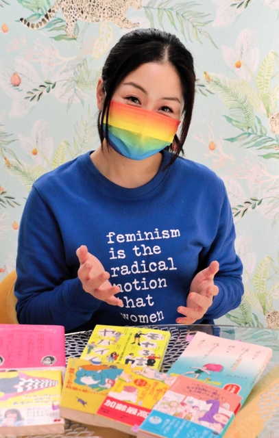 「ジェンダーを学ぶ人が一人でも増えてほしい」と語るアルテイシアさん＝神戸市内