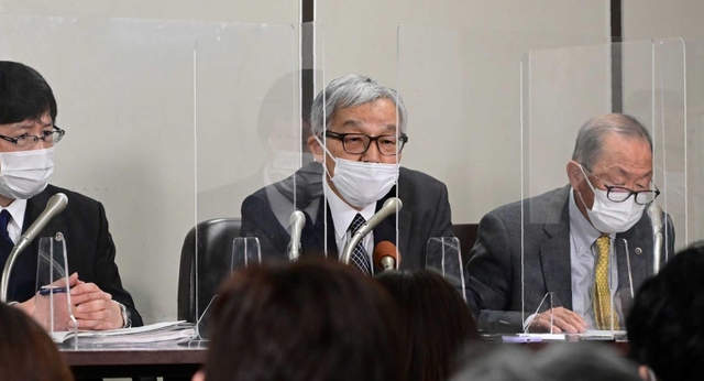 最高裁での意見聴取を終え、記者会見に臨む土師守さん（中央）＝２月１４日午後、東京・霞が関の司法記者クラブ