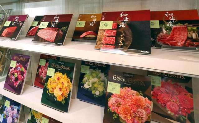 「復活」するヤマトヤシキの店内に並ぶカタログ＝６日午後、姫路市駅前町