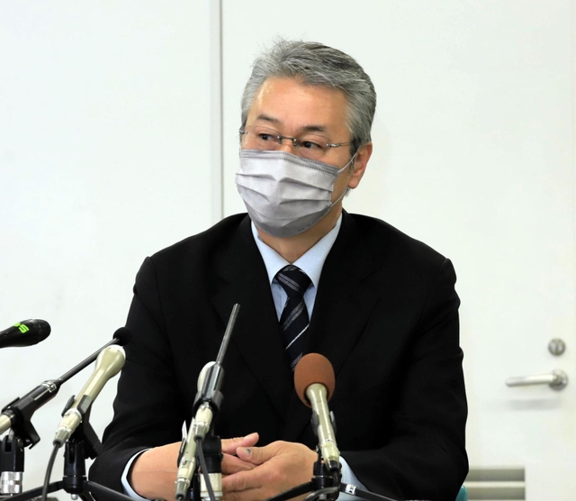 最高裁に要望書を出し、会見で説明する中江美則さん＝７日午前、京都市内