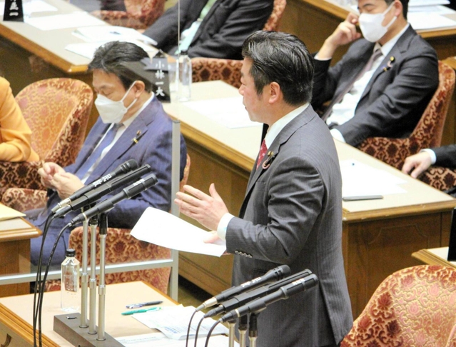 少年事件記録の廃棄問題について質問する加田裕之参議院議員＝７日午前
