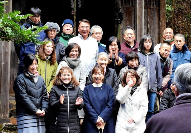 元日の初詣に集まった地域住民＝豊岡市福田