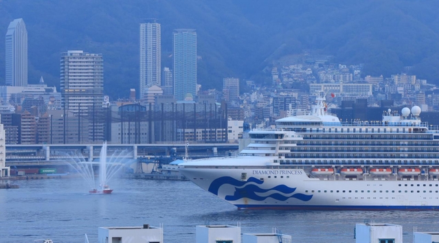 神戸港に入港する豪華客船「ダイヤモンド・プリンセス」。歓迎の放水もあった＝８日午前６時２８分、神戸市中央区