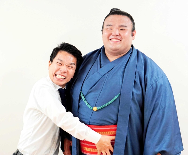 母校を訪れた若き日の貴景勝に抱きつく前川和裕教諭＝２０１６年４月２２日、仁川学院小学校（前川教諭提供）