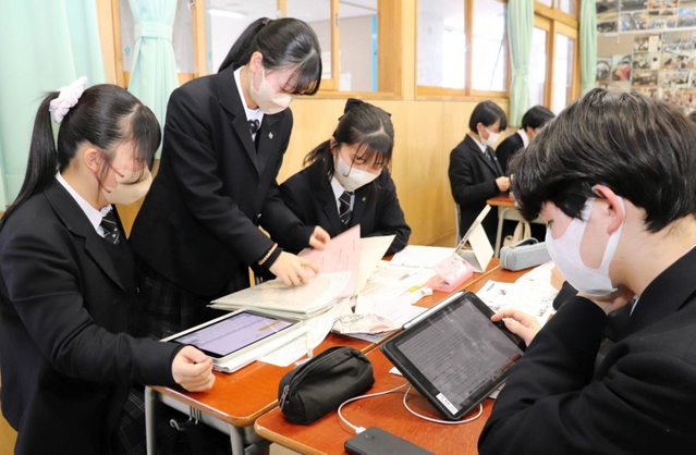 「まち歩き」の準備を進める多賀城高校災害科学科の１年生＝宮城県多賀城市笠神２