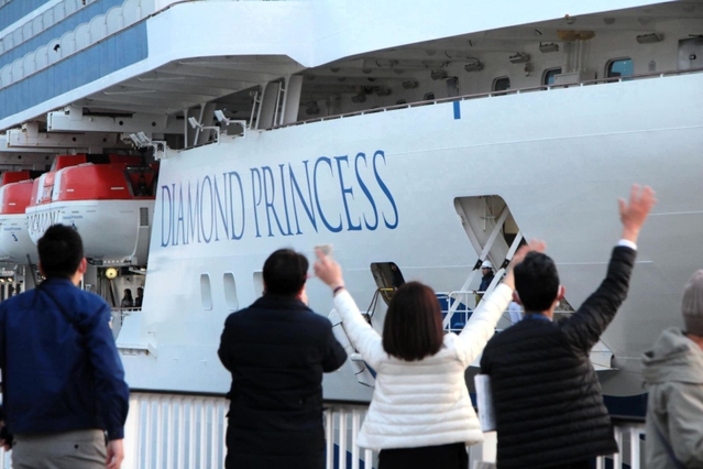 神戸港に入港する大型クルーズ船「ダイヤモンド・プリンセス」。市民らが出迎えた＝８日午前６時４１分、神戸ポートターミナル
