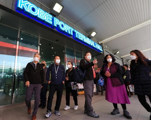 訪日クルーズ船の受け入れ再開で、訪日外国人客でにぎわう神戸ポートターミナル＝８日午前、神戸市中央区新港町