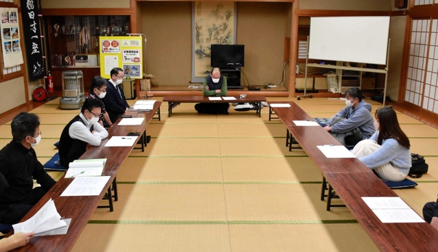 「婦人部」の存続や地域行事の見直しについて話し合う住民たち＝豊岡市福田