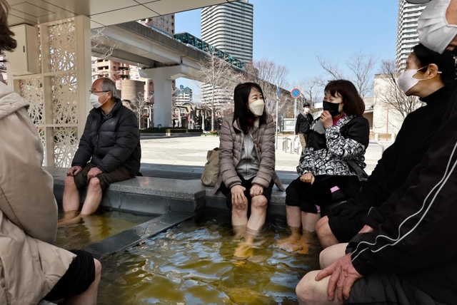 六甲ライナーが走る高架そばにできた足湯。早くも地域住民らの憩いの場となっている＝神戸市東灘区向洋町中２