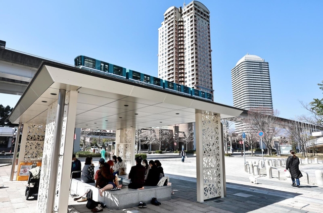 人工島の中心部に登場した天然温泉の足湯。異空間の雰囲気を醸しながらも、地域の人たちが集う憩いの場になっている＝神戸市東灘区向洋町中２