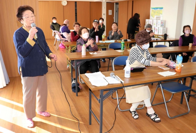 カラオケで交流する閖上中央第一団地の入居者ら＝宮城県名取市閖上中央１