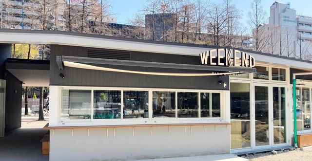 カフェやレストランが入る東遊園地のにぎわい拠点施設＝神戸市中央区（神戸市提供）