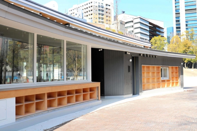 公園内で読書を楽しんでもらおうと屋外図書館も設置される＝神戸市中央区（神戸市提供）