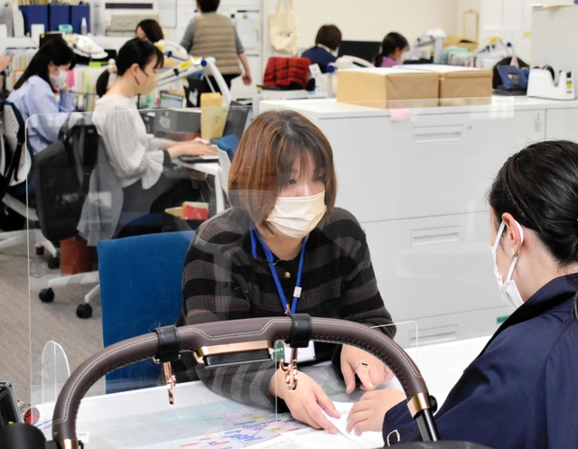 神戸市中央区役所の窓口でマスクを着けて対応する職員＝９日午後、神戸市中央区東町