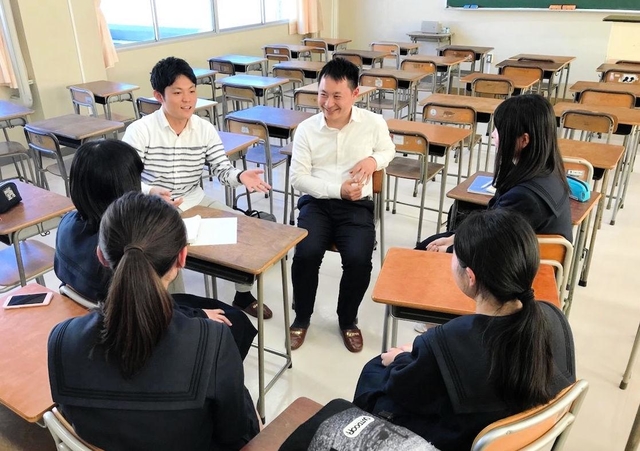 気仙沼高校で課題研究のサポートを行う加藤拓馬さん（左奥）＝宮城県気仙沼市（提供）