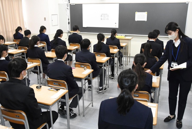 緊張の面持ちで試験開始を待つ受験生たち＝神戸市須磨区西落合１、須磨翔風高校