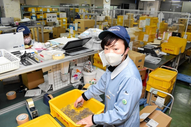 東豊精工の業務課のリーダーを務める谷下真由美さん＝豊岡市下陰