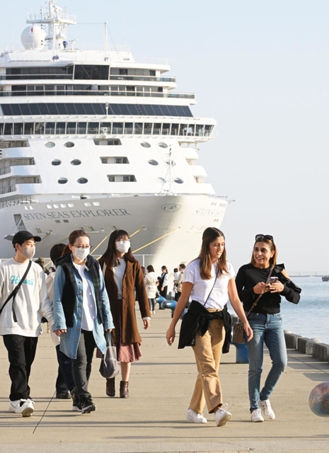 暖かな陽気となった兵庫県内。神戸港には半袖で歩く観光客の姿もあった＝１１日午後、神戸市中央区波止場町