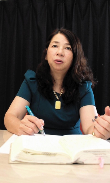 聖書を前に大人養子について語る伊達蝶江子さん＝神戸市垂水区