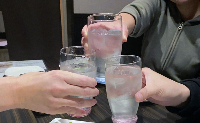 同世代の仲間と乾杯。養子縁組の詳しい経緯は周囲に話さない