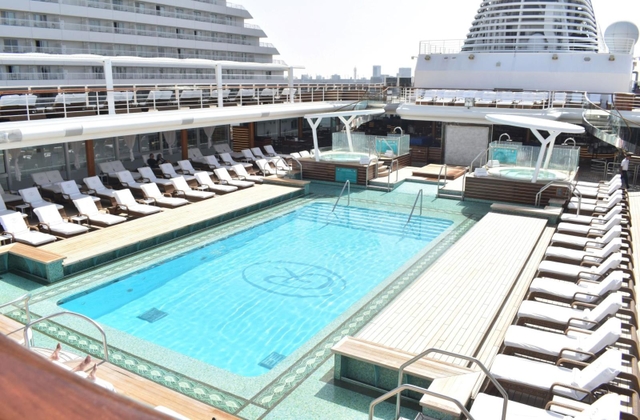 「セブンシーズ・エクスプローラー」のプール