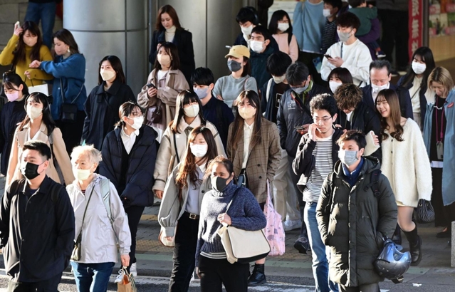 マスク姿の人々が目立つ三宮駅前＝１３日午後、神戸市中央区