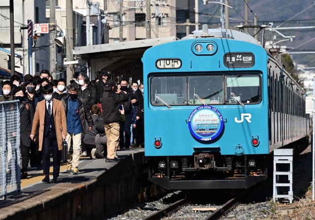 もうすぐ見納めスカイブルーの「103系」 JR和田岬線、朝夕だけ4