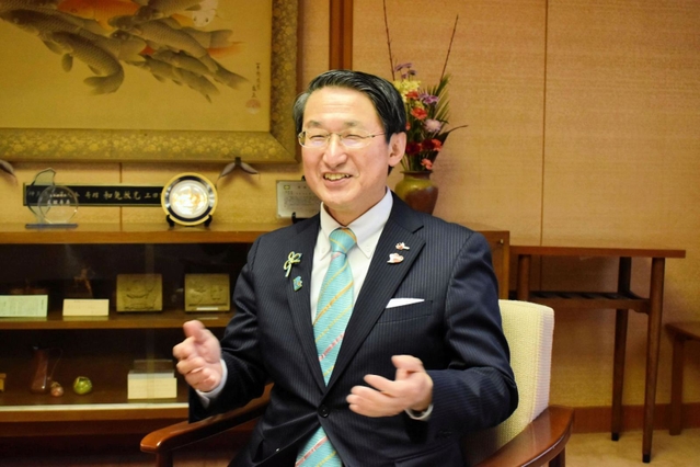 管理職の女性割合が都道府県でトップという鳥取県の平井伸治知事＝同県庁