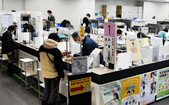 ジェンダーギャップの解消に取り組む兵庫県豊岡市の本庁窓口。企業、地域、家庭への浸透に向けて模索が続く＝同市中央町