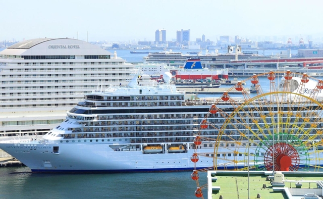 神戸港・中突堤に入港した豪華客船「セブンシーズ・エクスプローラー」。右奥の神戸大橋の向こうには「ウエステルダム」も着岸している＝１６日午前、神戸市中央区東川崎町１