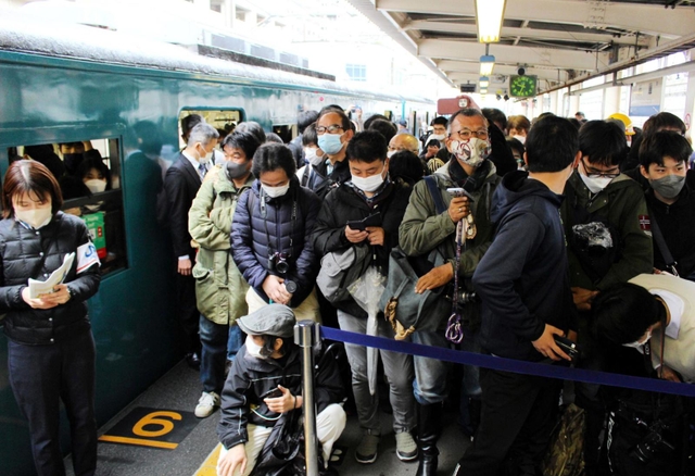引退を見届けようと、県内外から多くのファンが駆けつけた＝神戸市兵庫区駅南通５
