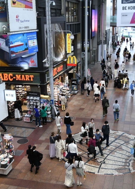 兵庫県内の商業地で最高価格となった三宮センター街周辺＝神戸市中央区