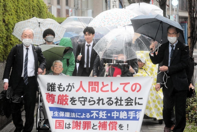 判決言い渡しを前に裁判所へ向かう原告や弁護団ら＝２３日午後、大阪市北区（撮影・小谷千穂）