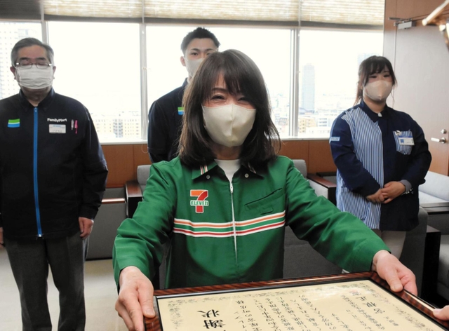 特殊詐欺の発生を未然に防ぎ、感謝状を贈られるコンビニ店のオーナー＝兵庫県警本部