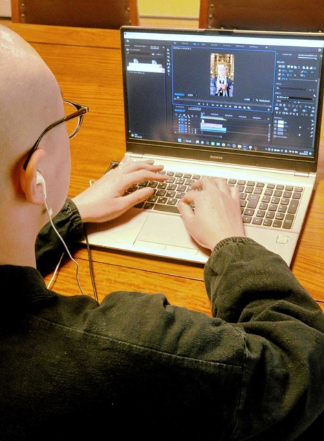 仕事の合間にパソコンで動画を編集する＝姫路市五軒邸２