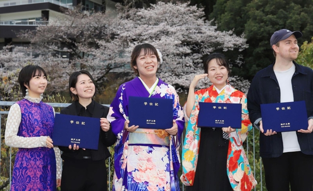 通称名で書かれた学位記を手に、同じ研究室の卒業生らと喜び合う久保明日香さん（中央）＝２４日午後、神戸市灘区鶴甲１、神戸大学（撮影・吉田敦史）