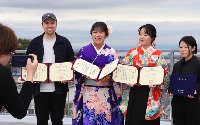 通称名で書かれた学位記を手に、同じ研究室の卒業生らと喜び合う久保明日香さん（中央）＝２４日午後、神戸市灘区鶴甲１、神戸大学（撮影・吉田敦史）