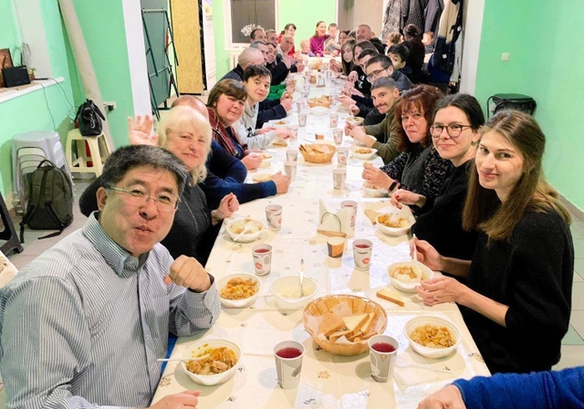 オデッサの船越真人さんの教会で開かれた食事会（船越真人さん提供）
