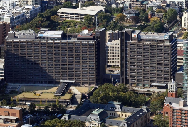 左から兵庫県庁１号館、２号館＝神戸市中央区