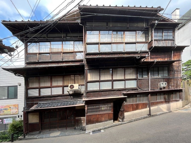 有馬温泉街にある旅館「橋乃家本館」＝神戸市北区有馬町（兵庫県教育委員会提供）