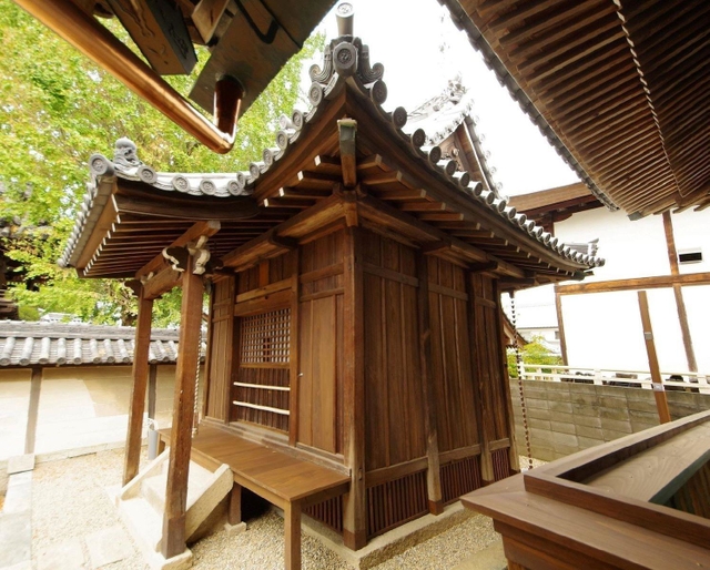 徳壽院の境内にある「薬師堂」＝姫路市網干区宮内（兵庫県教育委員会提供）