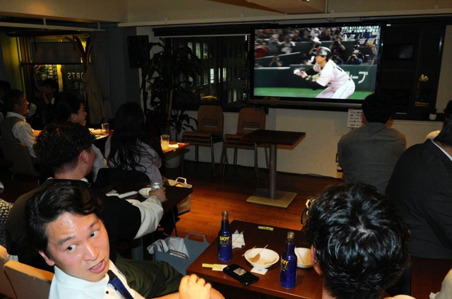 大谷翔平選手のセーフティバントには相手だけでなく中継を観戦しているファンも不意を突かれた＝１６日夜、神戸市中央区、スポーツカフェバー「スポルテリア」