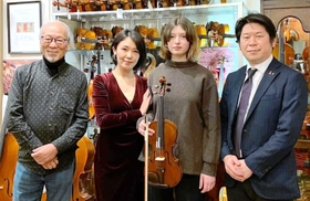バイオリンをプレゼントした（左から）指揮者の守山俊吾さん、ピアニストの渡辺静代さん、避難してきたユリヤ・ガブリレンコさん、国際楽器の松永歓社長＝大阪市中央区、国際楽器