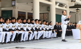 開幕を前に必勝祈願する阪神タイガースの岡田彰布監督（右）と選手ら＝２日午前、西宮市社家町、西宮神社