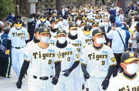 ４年ぶりに全員で必勝祈願祭に臨む阪神タイガースの選手たち＝２日午前、西宮市社家町、西宮神社